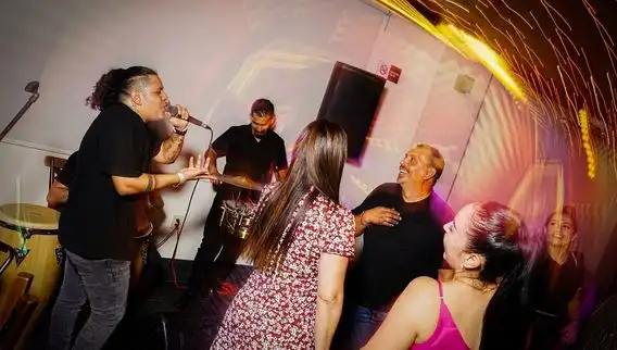 Personas bailando